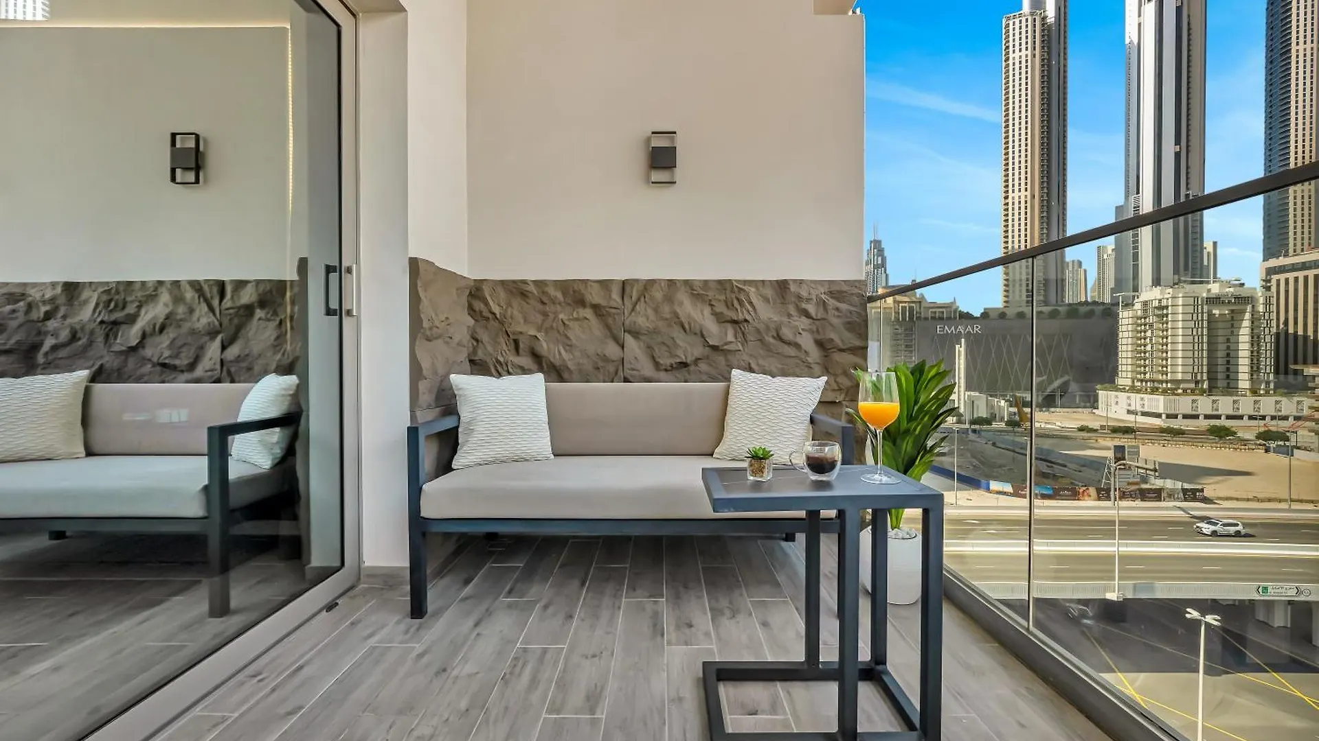 Chic 2Br Near Dubai Mall & Burj L Canal & City View I 5 Pax 0*,  ОАЭ